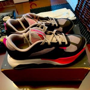 Women’s Jordan Air 200E